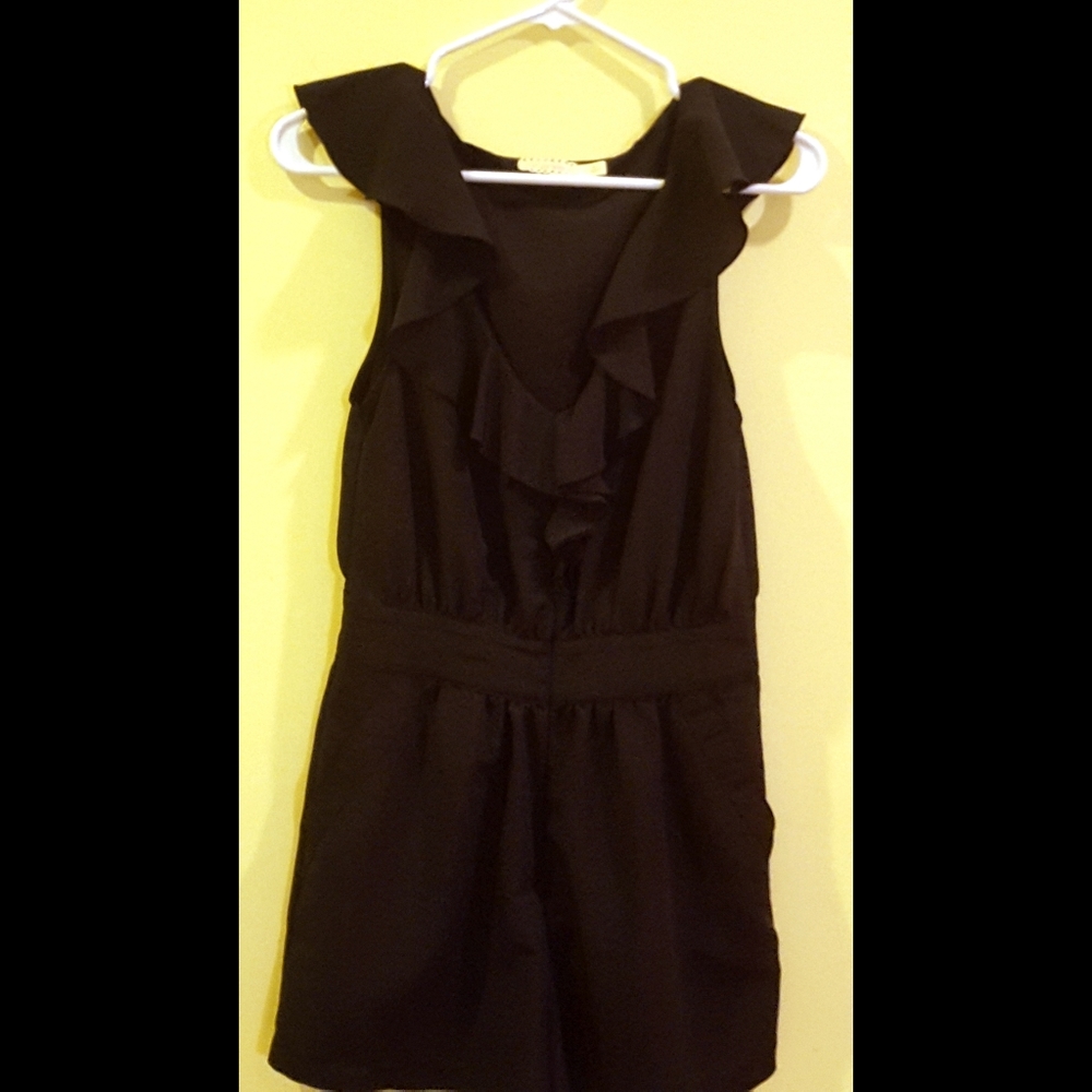 ADORABLE Ruffled Romper - Picture 2 of 7